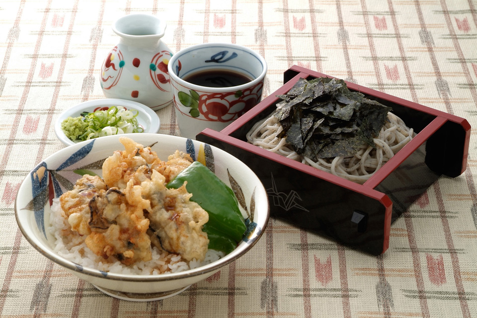 店主の思いつきメニュー「牡蠣天丼セット」「かつカレー南蛮そば　追い飯付き」が登場！